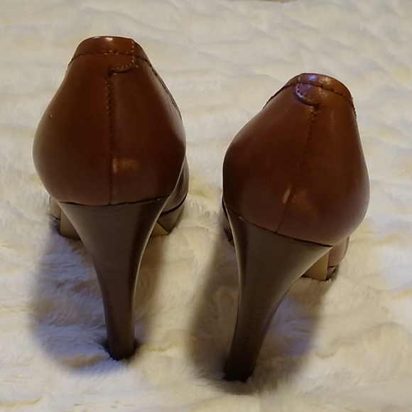 Gorgeous Guess Leather Heels - Picture 4 of 4